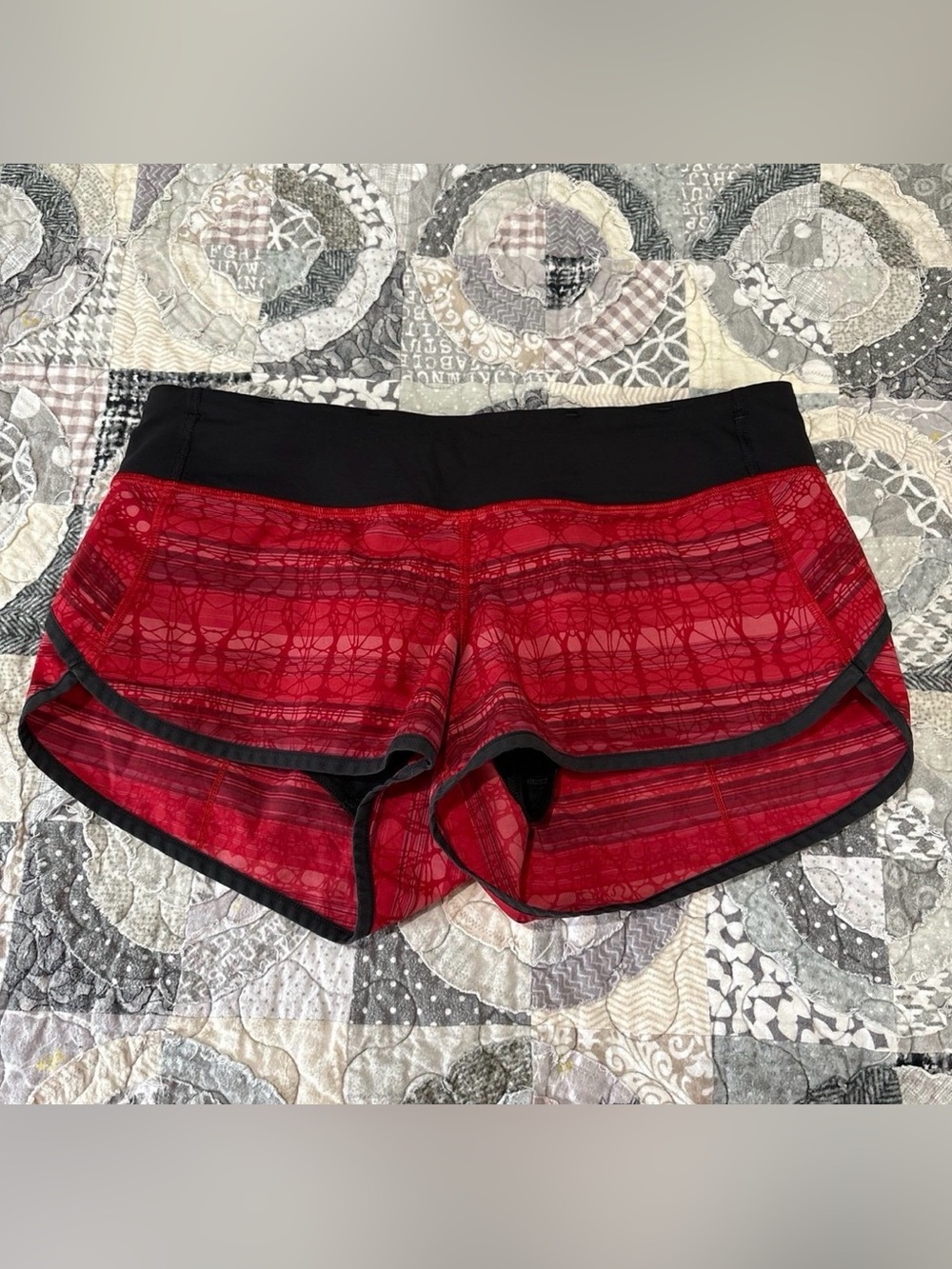 Rare Lululemon Speed Shorts - red Make Davie Run Crazy - size 6